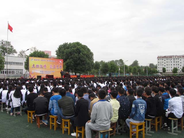 新安中学2017届点燃激情赢在高考励志报告会03.JPG