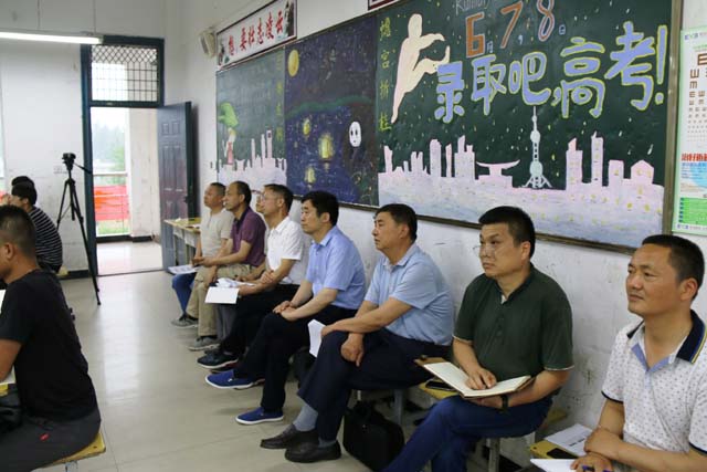 裕安区教育局领导与专家到新安中学深入心理健康教育课堂观课并参加
