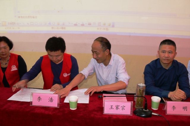 北京易才集团安徽“恩三”慈善基金会与新安中学交流会举行 (7).JPG