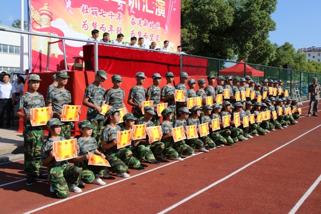 新安中学2019年高一新生军训总结与汇报表演012.JPG