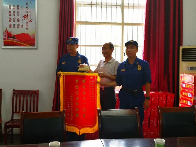 河南鄭州周口兩市消防救援支隊(duì)資助新安中學(xué)貧困生 (4).jpg