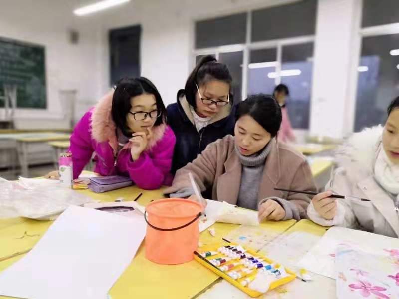 潘艳辅导学生照片.jpg 潘艳辅导学生照片.jpg