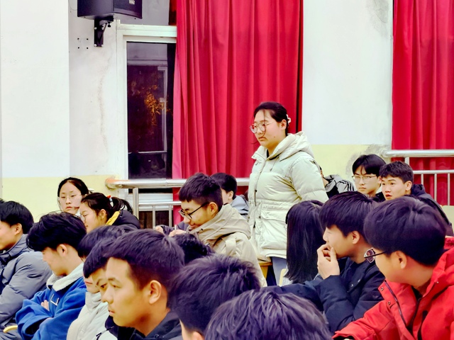 新安中学2021届高三年级学生座谈会04.jpg