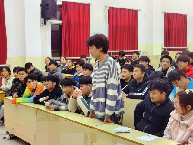 新安中学2021届高三年级学生座谈会03.jpg