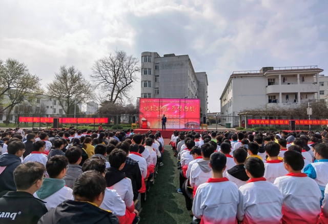 新安中学举行高三励志报告会16.jpg